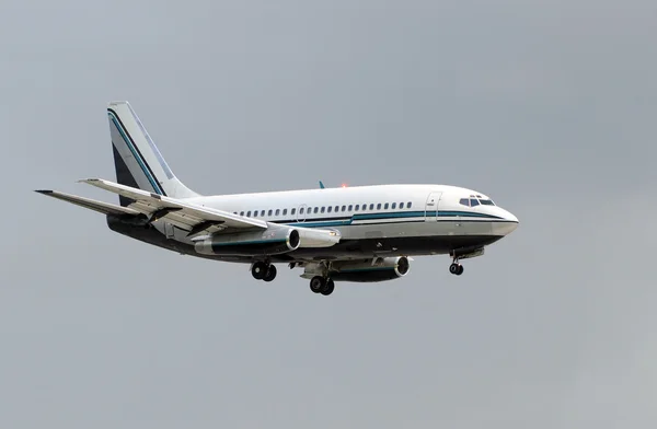 Avião de passageiros a aproximar-se — Fotografia de Stock