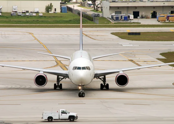 Avião de passageiros no chão — Fotografia de Stock