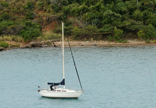 Yacht κοντά στο νησί — Φωτογραφία Αρχείου