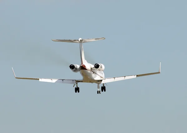Jet airplane landing — Stock Photo, Image