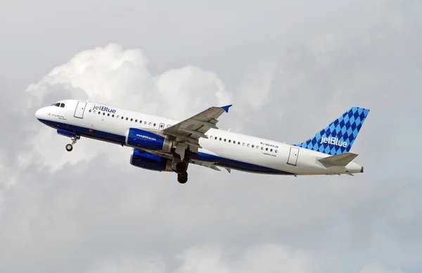 JetBlue startującego samolotu — Zdjęcie stockowe