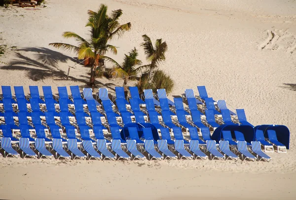 Resort de praia com cadeiras vazias — Fotografia de Stock