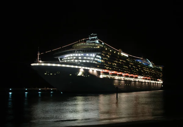 Kreuzfahrtschiff bei Nacht — Stockfoto