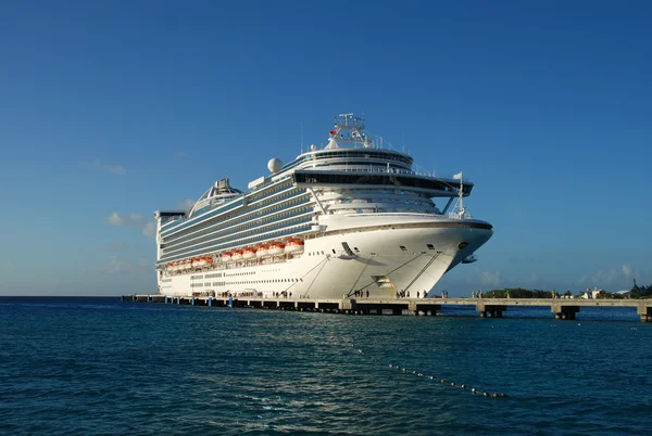 Cruise ship in exotic port — Stock Photo, Image
