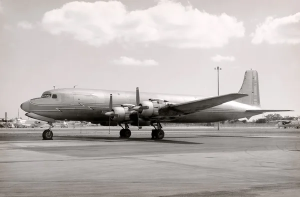 Altes Turboprop-Flugzeug — Stockfoto