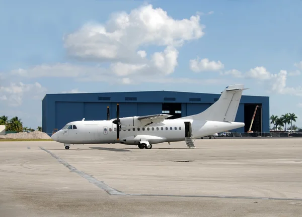 Avião turboélice para viagens regionais — Fotografia de Stock