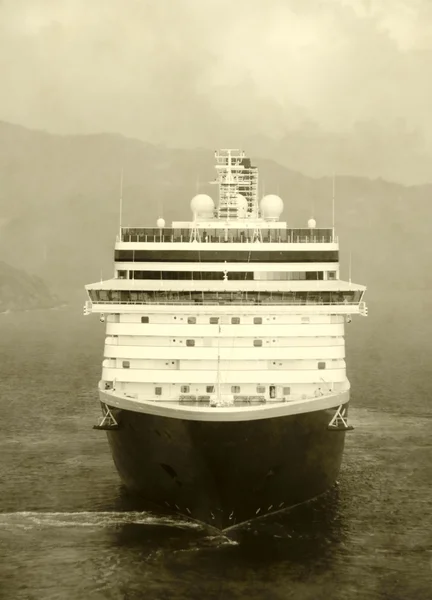 Винтажный океанский лайнер — стоковое фото