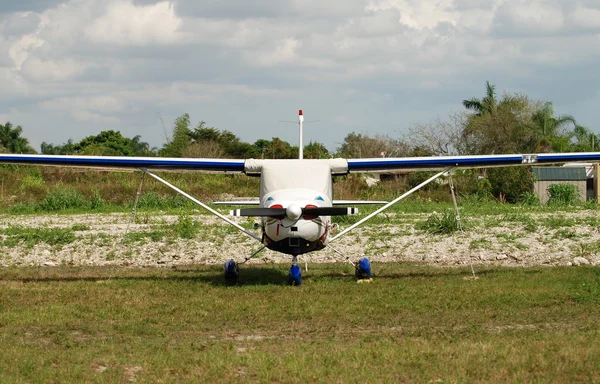 Cessna uçağın ön görünüm — Stok fotoğraf