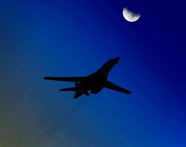 Flygplan passerar månen — Stockfoto