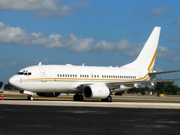Moderne boeing 737 jet-vliegtuig — Stockfoto