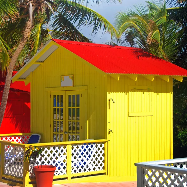 Cabana de praia em cores brilhantes — Fotografia de Stock