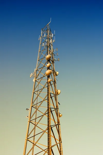 Телекоммуникационная антенна — стоковое фото