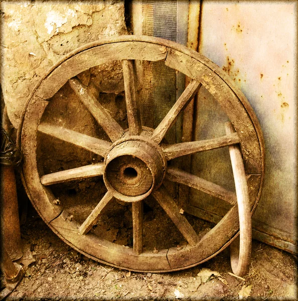Eski araba tekerleği — Stok fotoğraf