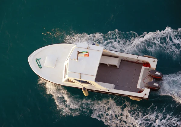 Motorboot van bovenaf — Stockfoto