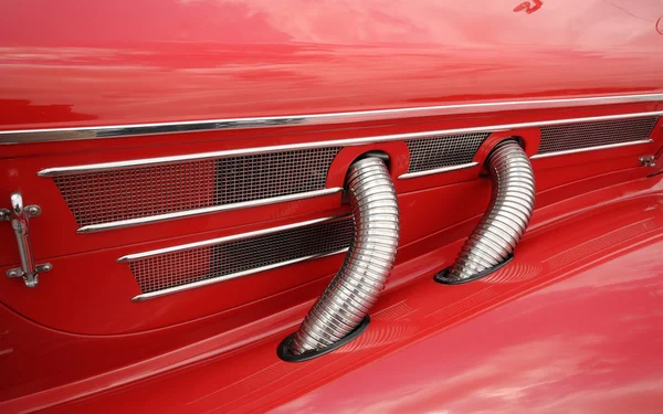 Klasik kırmızı araba — Stok fotoğraf