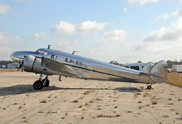 Old silver airplane — Zdjęcie stockowe