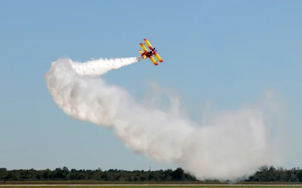 Airplane performing stunt — Zdjęcie stockowe