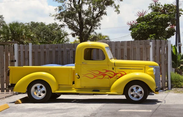 Žlutý náklaďák — Stock fotografie