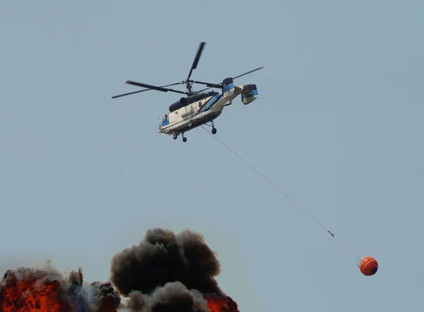 Hélicoptère de lutte contre l'incendie — Photo
