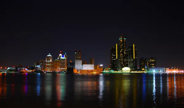 Детройт, Мичиган ночью — стоковое фото