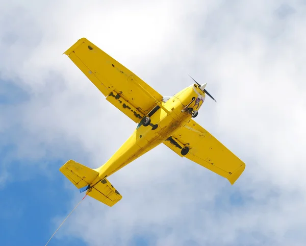 Маленький желтый самолет — стоковое фото