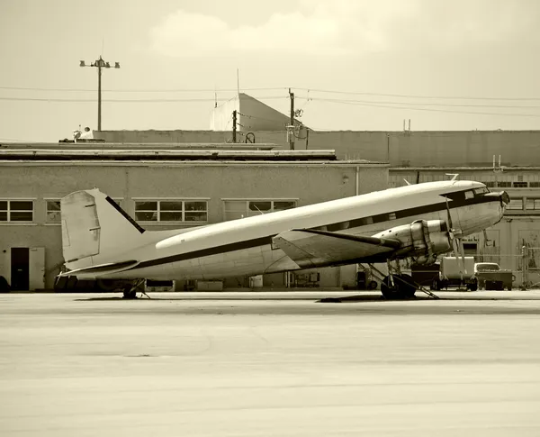 Avião de hélice clássico dc-3 — Fotografia de Stock