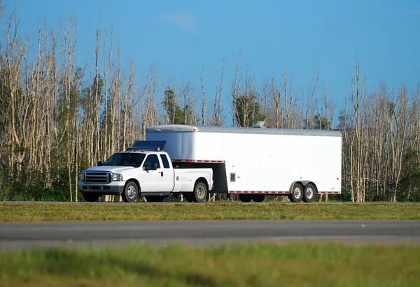 Holowanie przyczepy ciężarówki — Zdjęcie stockowe