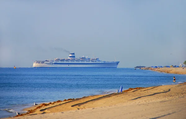 Cruise ship approaching — Stock Photo, Image