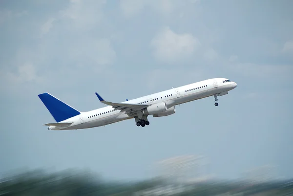 Passenger jet taking off — Stock Photo, Image