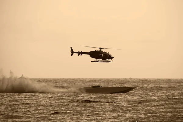 Helicóptero persiguiendo barco — Foto de Stock