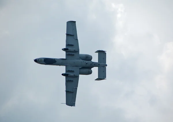 Bel altı bir askeri uçak — Stok fotoğraf