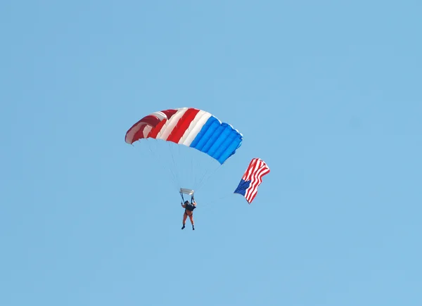 Parachuter aflopend — Stockfoto