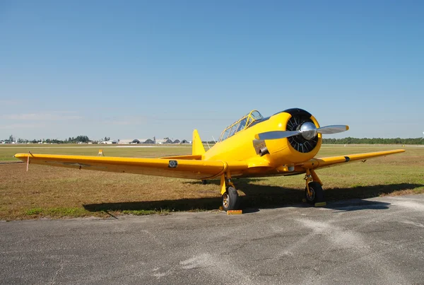 Старый жёлтый самолет — стоковое фото