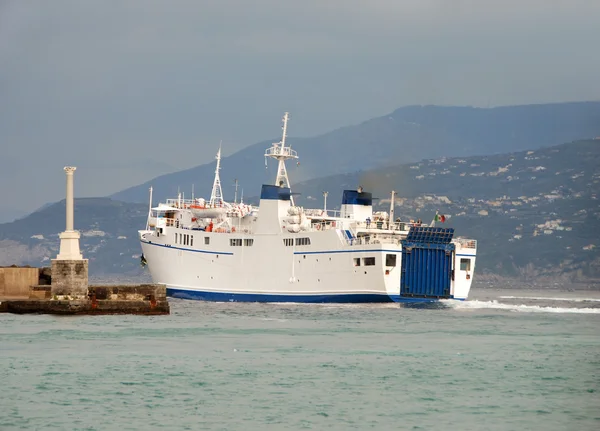 Barco de ferry no porto — Fotografia de Stock