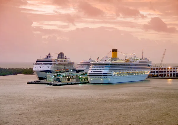 Cruise ships docked — Stock Photo, Image