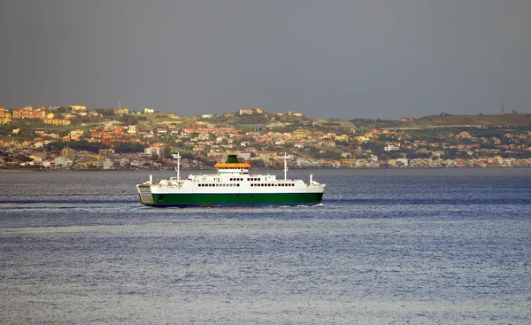Barco de ferry se aproximando — Fotografia de Stock