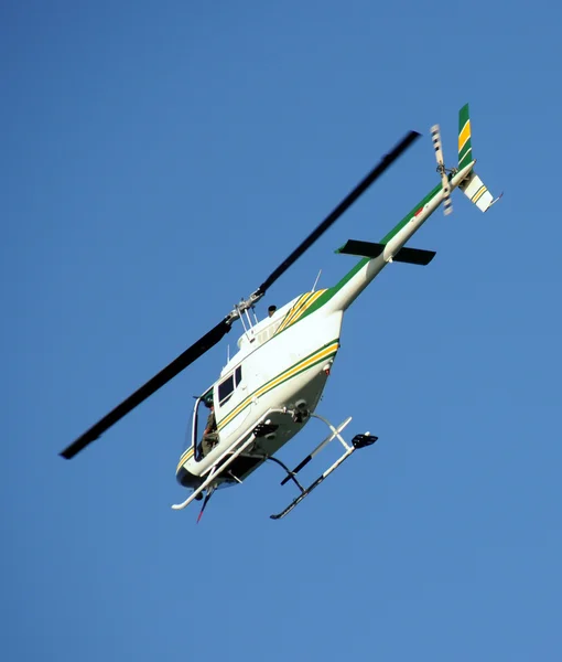 Helicóptero en vuelo —  Fotos de Stock