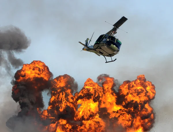Hubschrauber über Feuer — Stockfoto