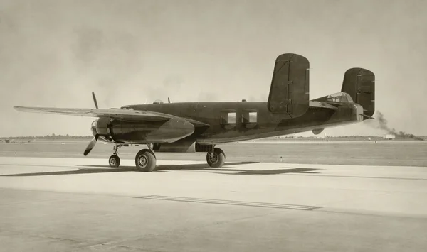 Oude bommenwerper vliegtuig — Stockfoto
