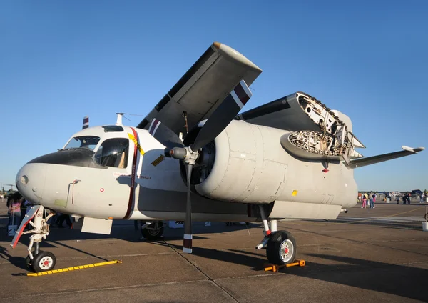 접힌된 날개와 해군 비행기 — 스톡 사진