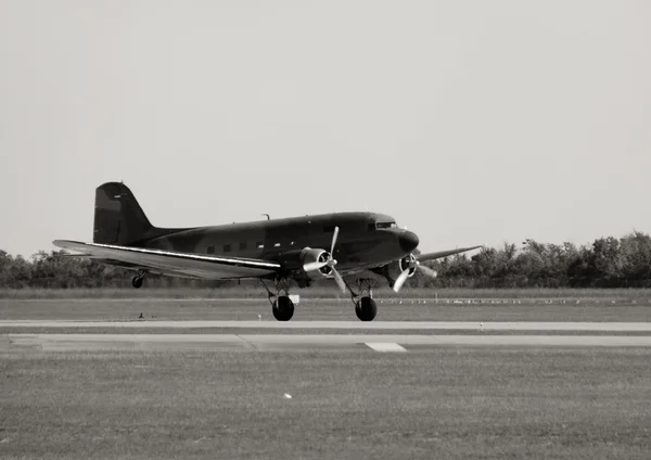 Velho avião de transporte — Fotografia de Stock