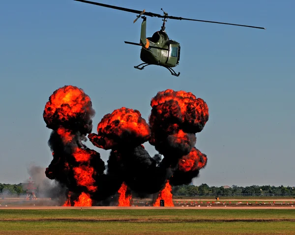 Hélicoptère au-dessus du feu — Photo