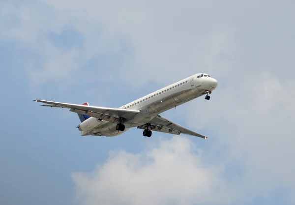 Avião a jacto de passageiros — Fotografia de Stock