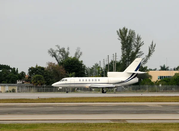 Atterraggio jet business — Foto Stock