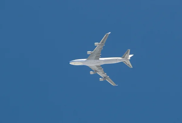 Flugzeug hoch am Himmel — Stockfoto