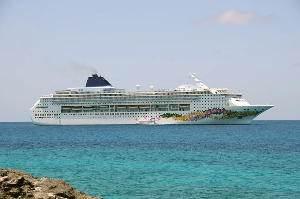 Cruise ship near island — Stock Photo, Image