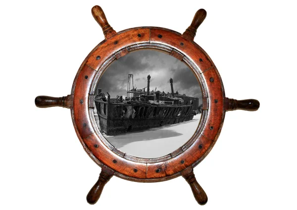 Boat wheel with shipwreck inside — Stock Photo, Image