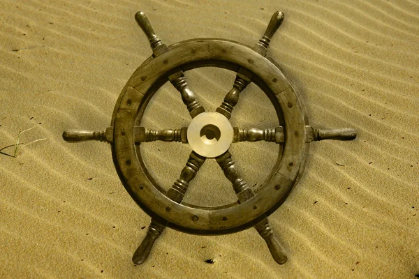 Колесо на песке — стоковое фото