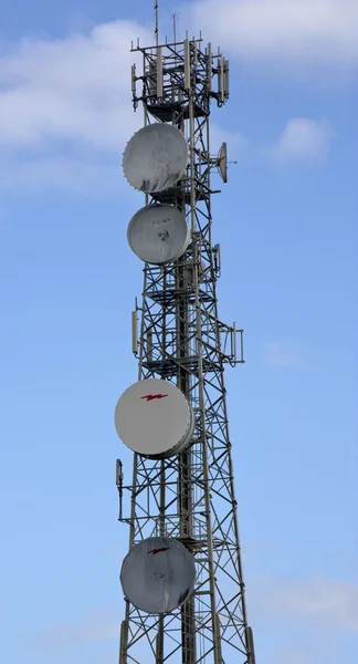 Eine hohe Antenne auf einem Himmelshintergrund — Stockfoto