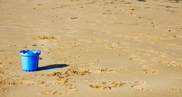 Ведро на пляже — стоковое фото